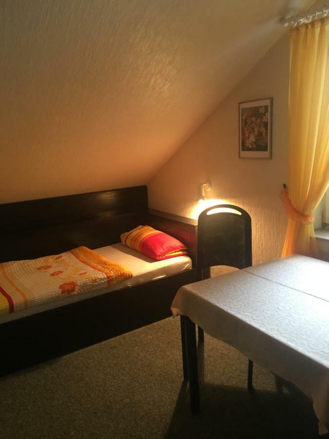 Pension Grune Au Hasselroth ภายนอก รูปภาพ